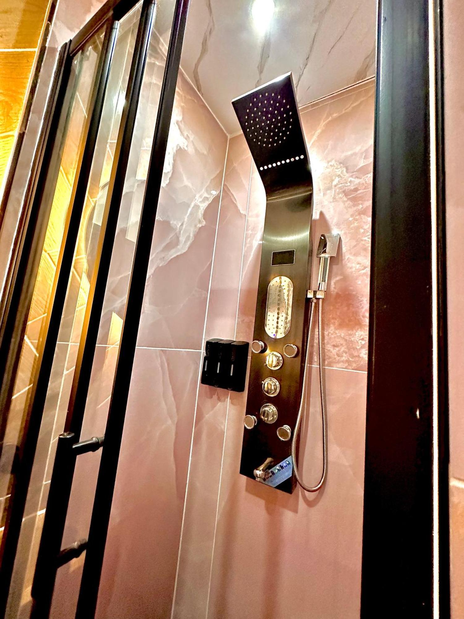 G Eighty Four Aparthotel London Bagian luar foto