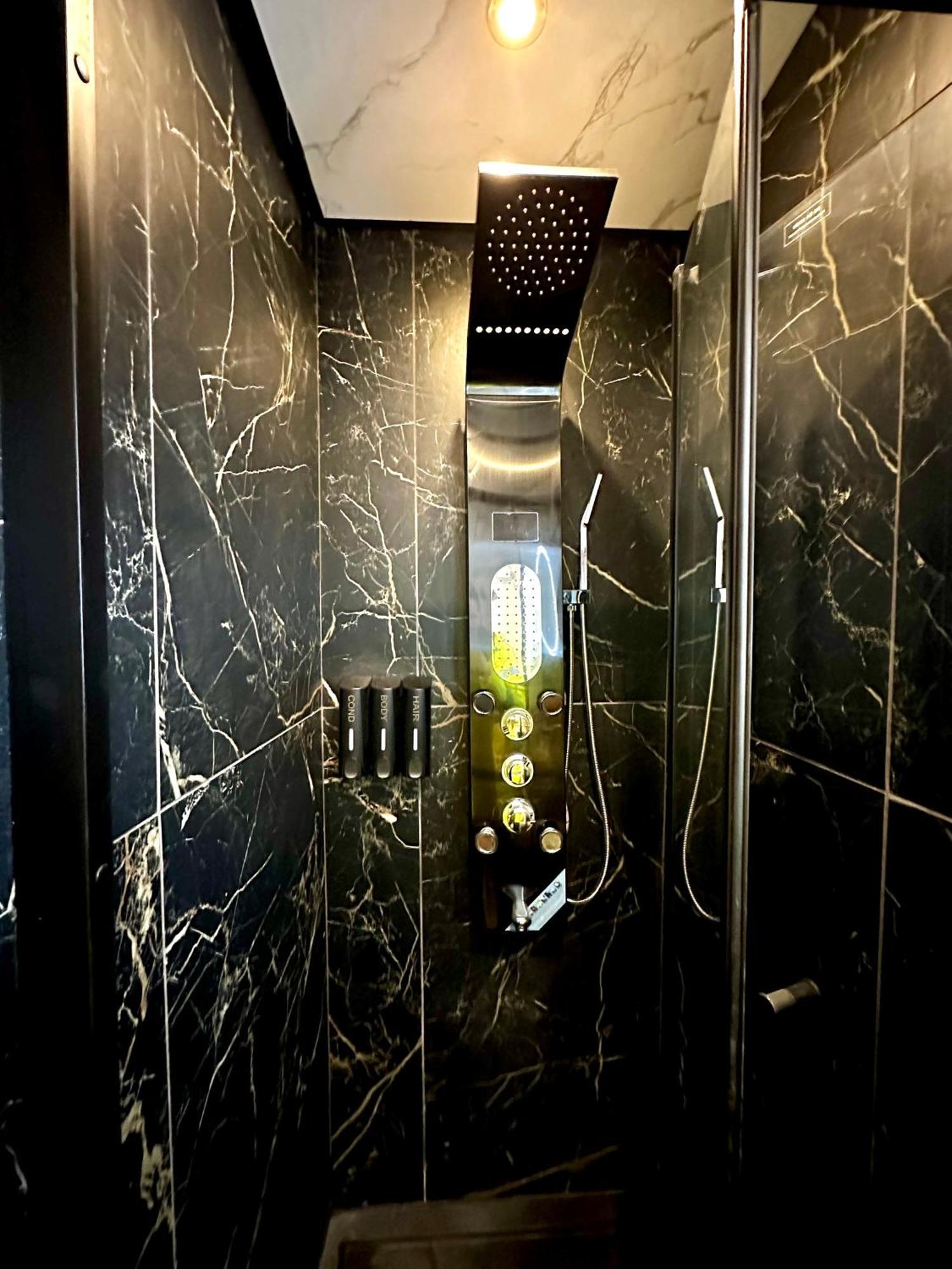 G Eighty Four Aparthotel London Bagian luar foto